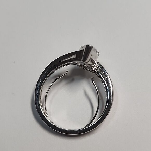 Elegant Silvertone Marquise Cut Glass Stone Ring Size 11.75 - Picture 3 of 4